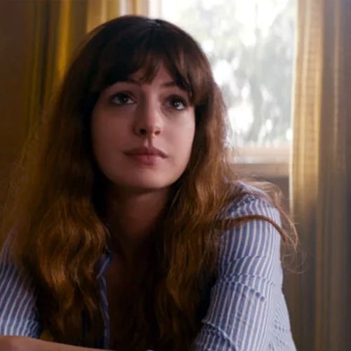 Η Αν Χάθαγουεϊ παλεύει με το... «Colossal» τέρας της ενηλικίωσης