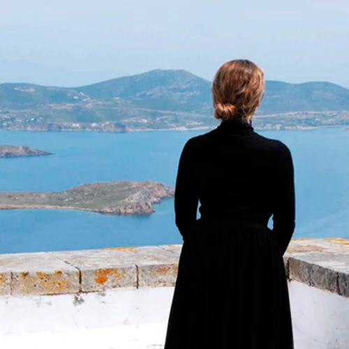 Η Άντζελα Ισμαήλος ψάχνει τη λύτρωση  στην «Πόλη της Σιωπής»