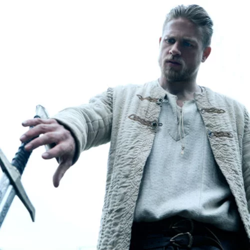 Ο Τσάρλι Χάναμ είναι ο Βασιλιάς Αρθούρος