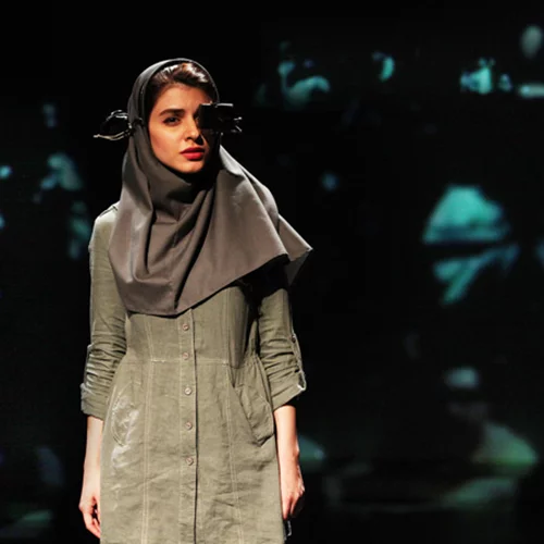 Το «Hearing» διερωτάται πώς είναι να παίζεις στο θέατρο φορώντας τσαντόρ;