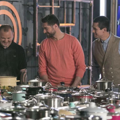 «MasterChef» και Άκης Πετρετζίκης στην κατσαρόλα της TV