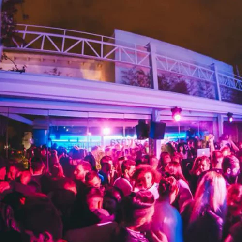 Μαύρα γυαλιά και party μέχρι το πρωί στο «Terraza»