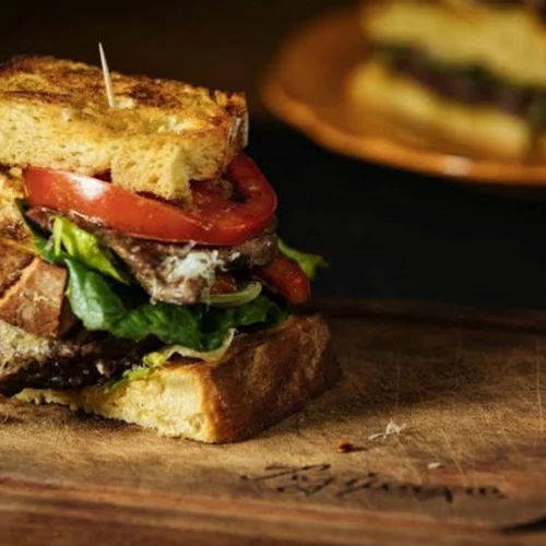 Ο «Τηλέμαχος» φτιάχνει σάντουιτς για σοβαρούς κρεατοφάγους 