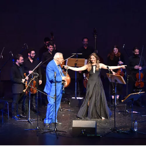 Δημοτική μουσική για φωνή και ορχήστρα εγχόρδων