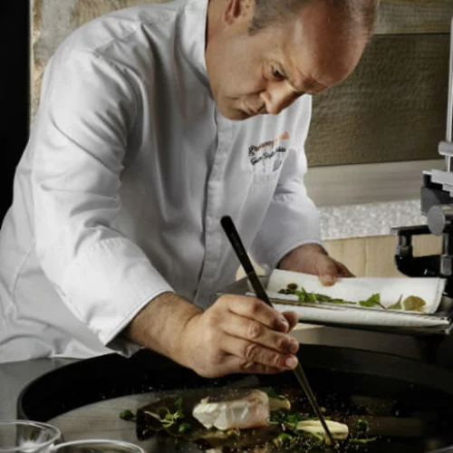 Τι κάνει ένας βραβευμένος σεφ στο Κολωνάκι;