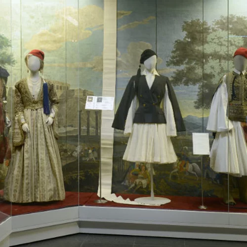 Στο πλαίσιο της έκθεσης «Ταξίδι στη μαγεία της Ελληνικής Φορεσιάς, ο Jean Paul Gaultier φιλοξενείται στο Μουσείο Μπενάκη