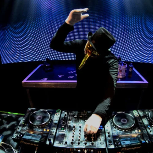 Ο Claptone δίνει το σύνθημα για clubbing στην άμμο του «Bolivar»