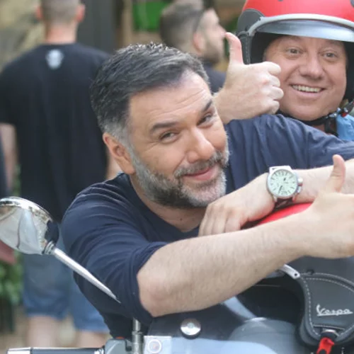 Τι δουλειά έχουν Αρναούτογλου και Μποτρίνι πάνω σε μια βέσπα;