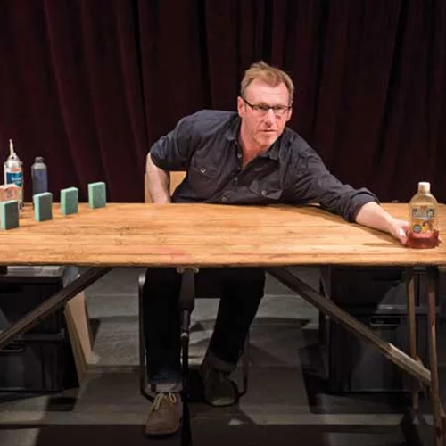 Ο Τιμ Έτσελς μας εξηγεί γιατί «είναι κωμικό να παίζει  μια ξυλόκολλα Σαίξπηρ!» 