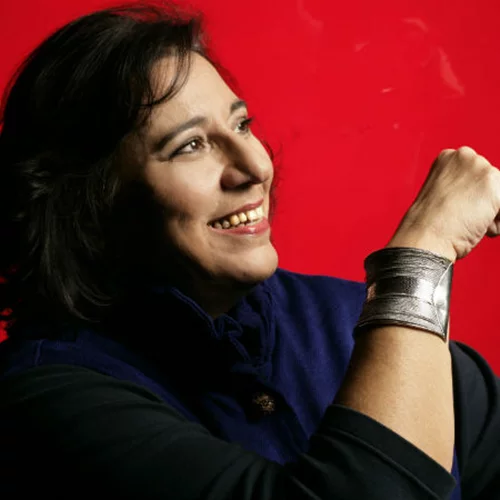 Η Μαρία Φαραντούρη (μετα)κινείται και χρονικά «Πέρα από τα σύνορα»