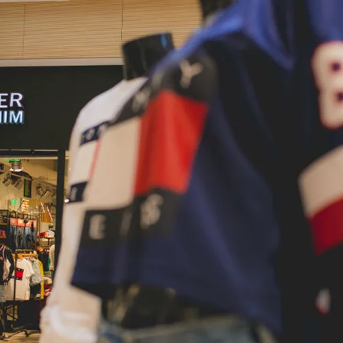 Γιατί το Hilfiger Denim Store @ The Mall Athens νοσταλγεί τη δεκαετία του 90;