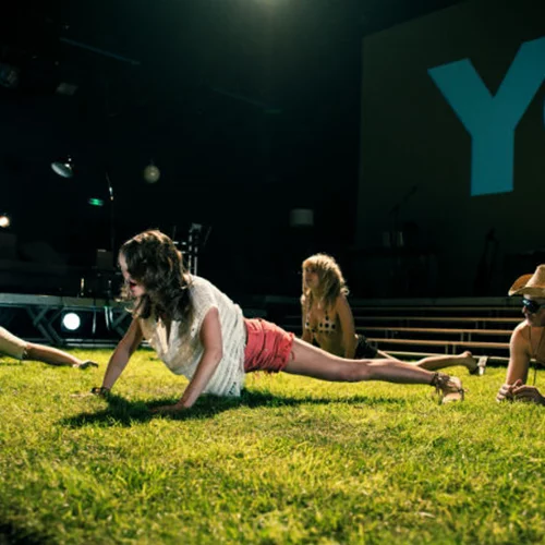 «Τα στοιχειώδη σωματίδια»: το μυθιστόρημα που «έσωσε» (χθες) το Φεστιβάλ Αθηνών και (σήμερα) δεν πρέπει να χάσετε 