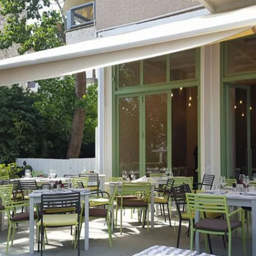 Στη Γλυφάδα, «Στον αφρό»