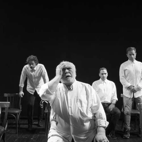 Ο Σταύρος Τσακίρης μιλά για τον «Οιδίποδα επί Κολωνώ», τον Κώστα Καζάκο και τη συμφιλίωση με το φόβο του θανάτου