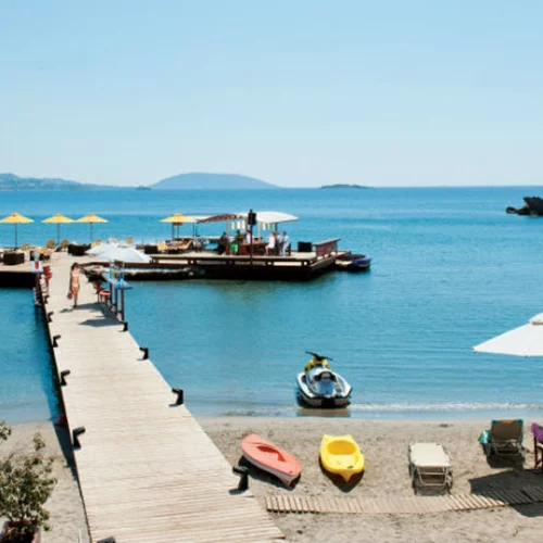 14 λόγοι για να απλώσουμε πετσέτα στις παραλίες της Αττικής