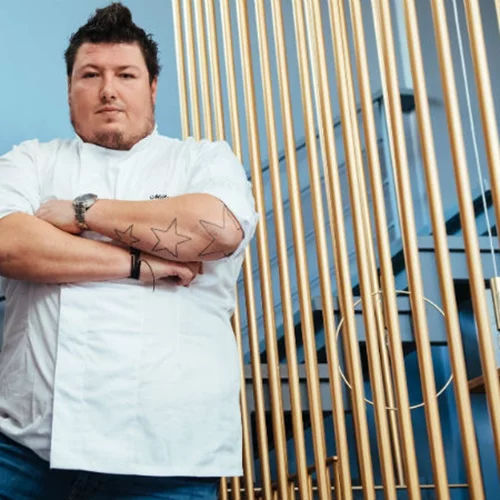 Ο Μίλτος Αρμένης στην κουζίνα του «Όμικρον»