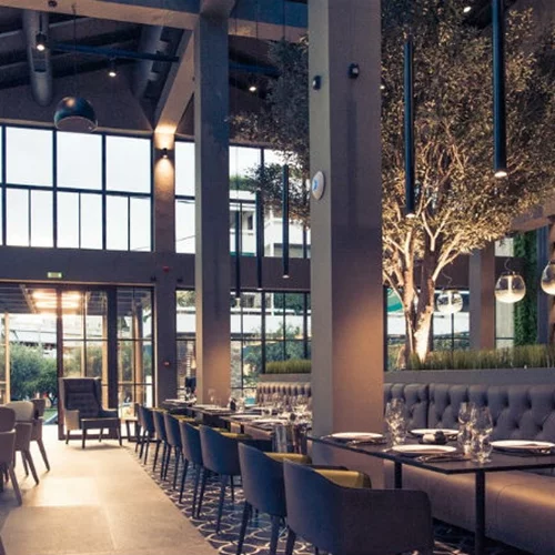 «Blends», ένα πληθωρικό μιξάζ στη Γλυφάδα 