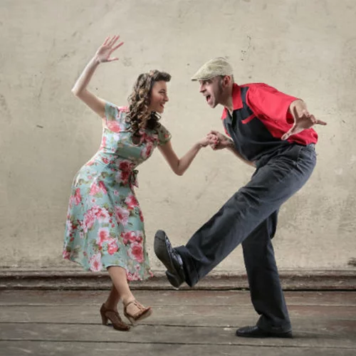 Έναρξη σεζόν στο «Six D.O.G.S.» σε ρετρό ατμόσφαιρα