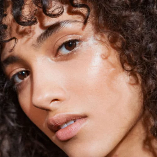 Dewy Skin: 5+1 βήματα για να διατηρήσετε την υγιή, λαμπερή όψη των διακοπών 