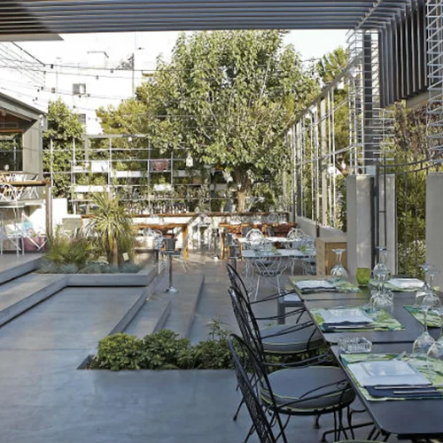 Η «Βella Vespa» παρκάρει στο Κολωνάκι