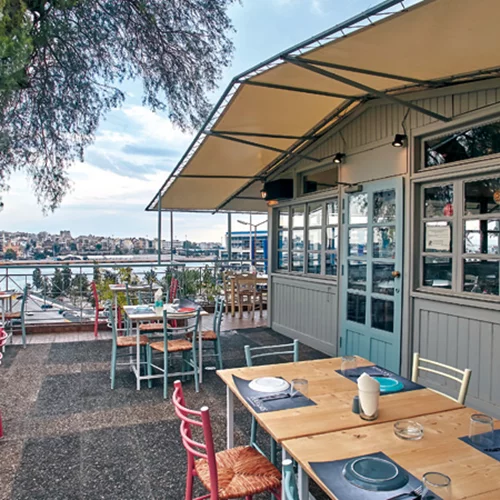 Τσίπουρα και μεζέδες  στο τέρμα του λιμανιού