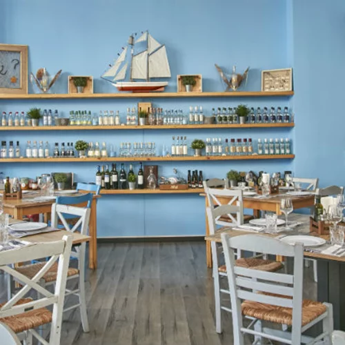 Μοντέρνοι μεζέδες σε φόντο θαλασσί