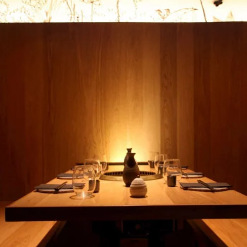 Ποιους βρίσκουμε φέτος πίσω από την «κόκκινη πόρτα» της Τσακάλωφ; 