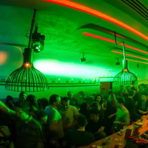 House, cocktails και clubbing σε μίνι διαστάσεις στο Piso Bar