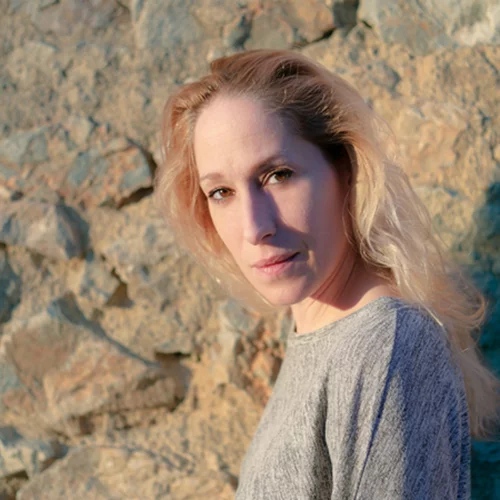 Κόρα Καρβούνη:«Περιμένω τον σκηνοθέτη που θα μου προτείνει να παίξω σε μια καθαρή κωμωδία!»