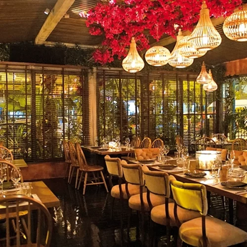 Ένα μπαρ-ρεστοράν με ηγούμενο τον Νίκο Βουρλιώτη