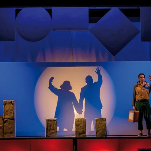 Ο Ηλίας Καρελλάς  δημιουργεί κόσμους  με φως, σκιά και μουσική