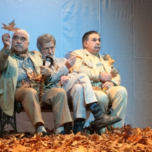 Τρυπώσαμε στη φωτογράφηση της παράστασης «Οι Ήρωες»