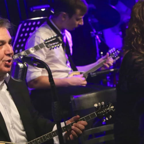 Στο «Petrogazi» αγαπούν το ελληνικό τραγούδι