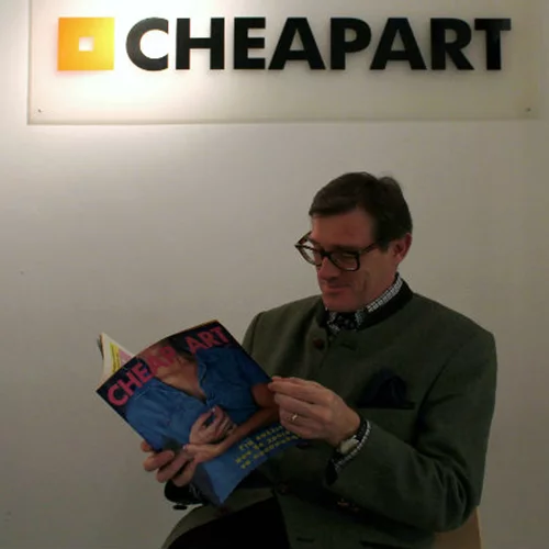 Βρεθήκαμε στα στησίματα της 23ης CheapArt | Ο Γιώργος Γεωργακόπουλος αφηγείται την ιστορία της πρώτης εναλλακτικής «γκαλερί» στην Αθήνα 