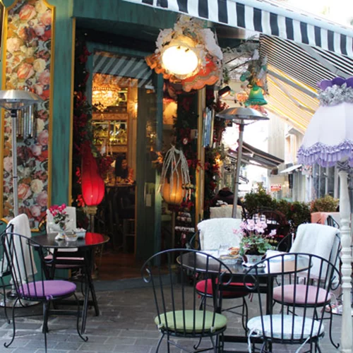 Oδός Πετράκη: Φαγητό, ποτό και βόλτα σ' έναν λιλιπούτειο πεζόδρομο