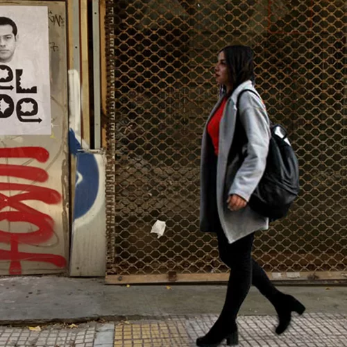 Γιατί οι δρόμοι της Αθήνας έχουν γεμίσει με πρόσωπα πολιτικών;