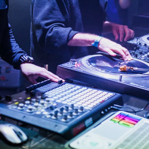 Ένα πάντα χορεύει trap και house