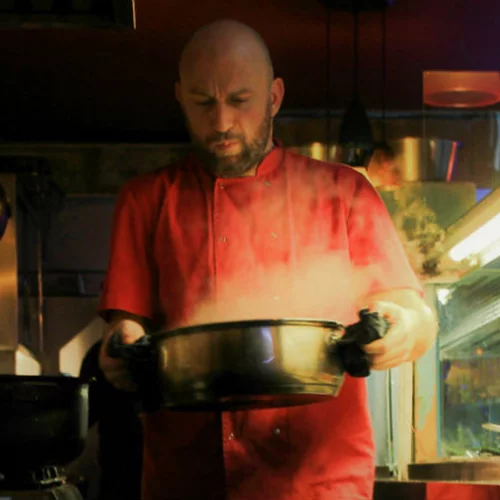 Ανηφορίζοντας την Ιπποκράτους βρίσκεις φθηνό (και καλό) street food για όλα τα γούστα 