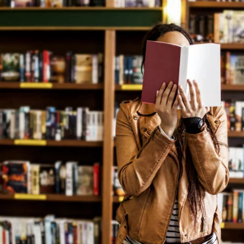 5 νέα βιβλία που πρέπει να διαβάσετε στις γιορτές