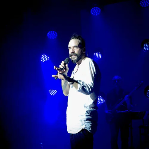 O Πάνος Μουζουράκης πολεμάει ανεμόμυλους και κυνηγάει το αμερικανικό όνειρο