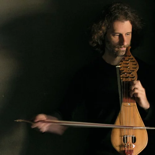 Ο Γιώργος Καλούδης παίζει Μπαχ με κρητική λύρα