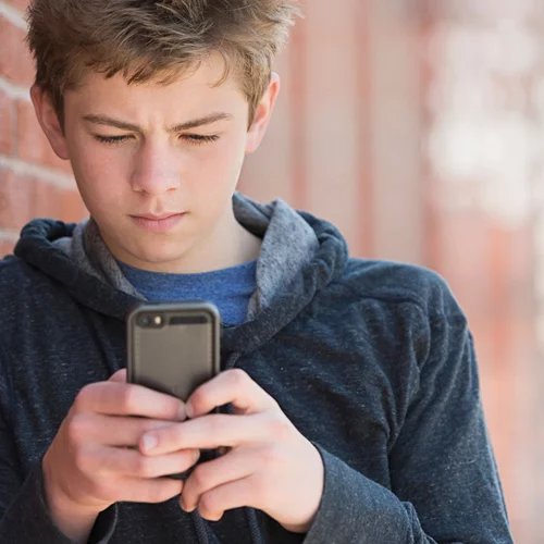 Γαλλία: κανένας μαθητής στο σχολείο με κινητό ως τα 15