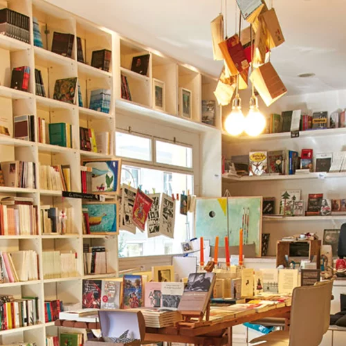10 book cafes για χαλάρωση και διάβασμα στην πόλη