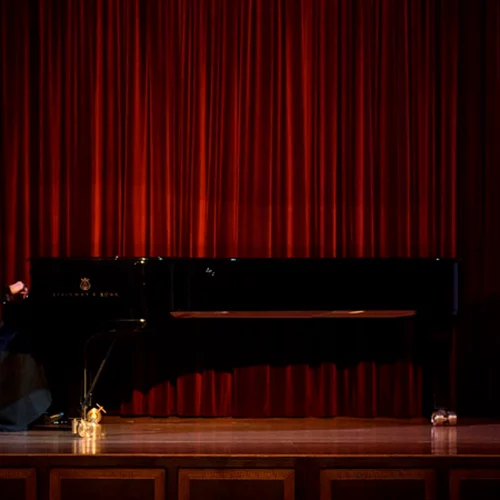 Η Μπέτυ Αρβανίτη στο ρυθμό της «Φθινοπωρινής σονάτας»