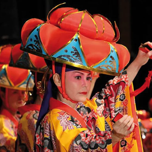 Τα πολύχρωμα κιμονό της IZENA-no-KAI στη σκηνή του Μεγάρου