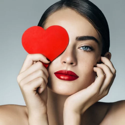 Red Valentine: To κόκκινο χρώμα στα χείλη πρωταγωνιστεί στις εξόδους του Αγίου Βαλεντίνου 