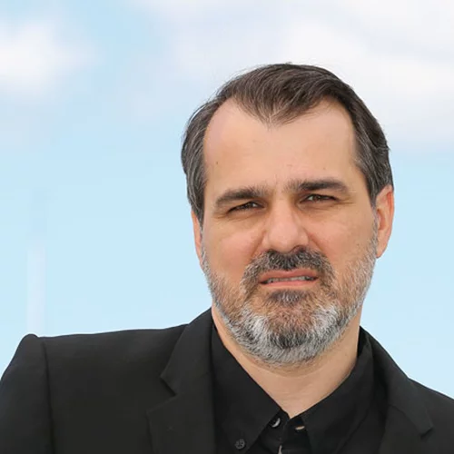 Ο Κορνέλ Μουντρούτσο εξηγεί πώς να γυρίσετε μια ταινία με πρωταγωνιστή έναν υπερήρωα πρόφυγα