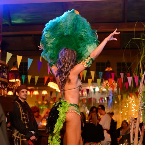 Τι θα ντυθείτε (και τι θα ακούσετε) στα αποκριάτικα parties της πόλης