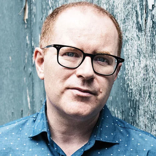 O Κόνορ ΜακΦέρσον κυριεύει τις αθηναϊκές σκηνές