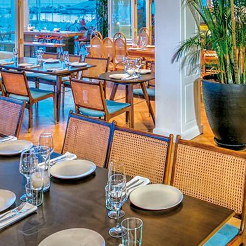 «Σελήνη Meze»: Η εμβληματική γεύση της Σαντορίνης στο «Ark»